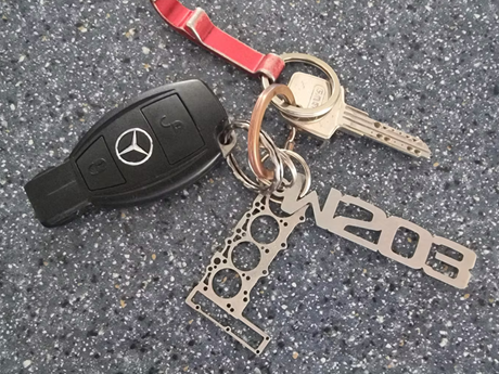 Miniatur einer Kopfdichtung für MB OM604 - DisagrEE - keychain - Schlüsselanhänger