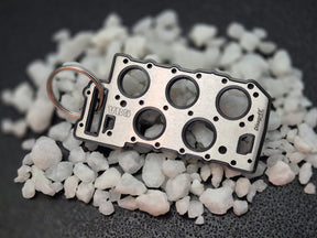 keychain - Schlüsselanhänger - Miniatur einer Kopfdichtung für VW VR5 10V - DisagrEE Germany