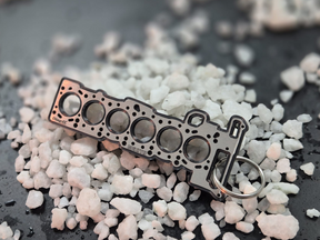 keychain - Schlüsselanhänger - Miniatur einer Kopfdichtung für BMW M52TU - DisagrEE Germany