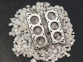 keychain - Schlüsselanhänger - Miniatur einer Kopfdichtung für Nissan VG30DE(TT) - DisagrEE Germany