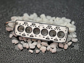 keychain - Schlüsselanhänger - Miniatur einer Kopfdichtung für Volvo B6 (2007-) (SI6) - DisagrEE Germany