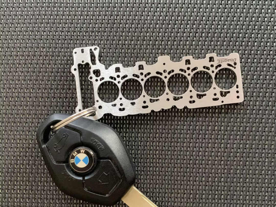 Miniatur einer Kopfdichtung für BMW N52 - DisagrEE - keychain - Schlüsselanhänger