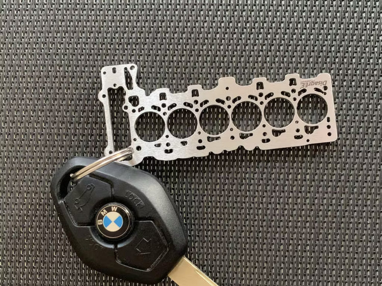 Miniatur einer Kopfdichtung für BMW N53 - DisagrEE - keychain - Schlüsselanhänger