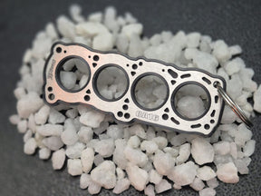 keychain - Schlüsselanhänger - Miniatur einer Kopfdichtung für Nissan CA 16 / 18 / 20 - DisagrEE Germany