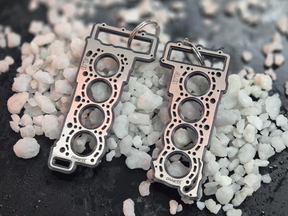keychain - Schlüsselanhänger - Miniatur einer Kopfdichtung für Audi 4,0 TFSI EA824 - DisagrEE Germany