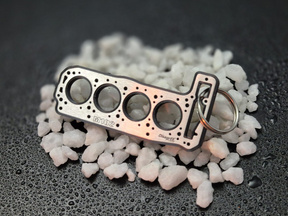 keychain - Schlüsselanhänger - Miniatur einer Kopfdichtung für Mercedes M102 - DisagrEE Germany