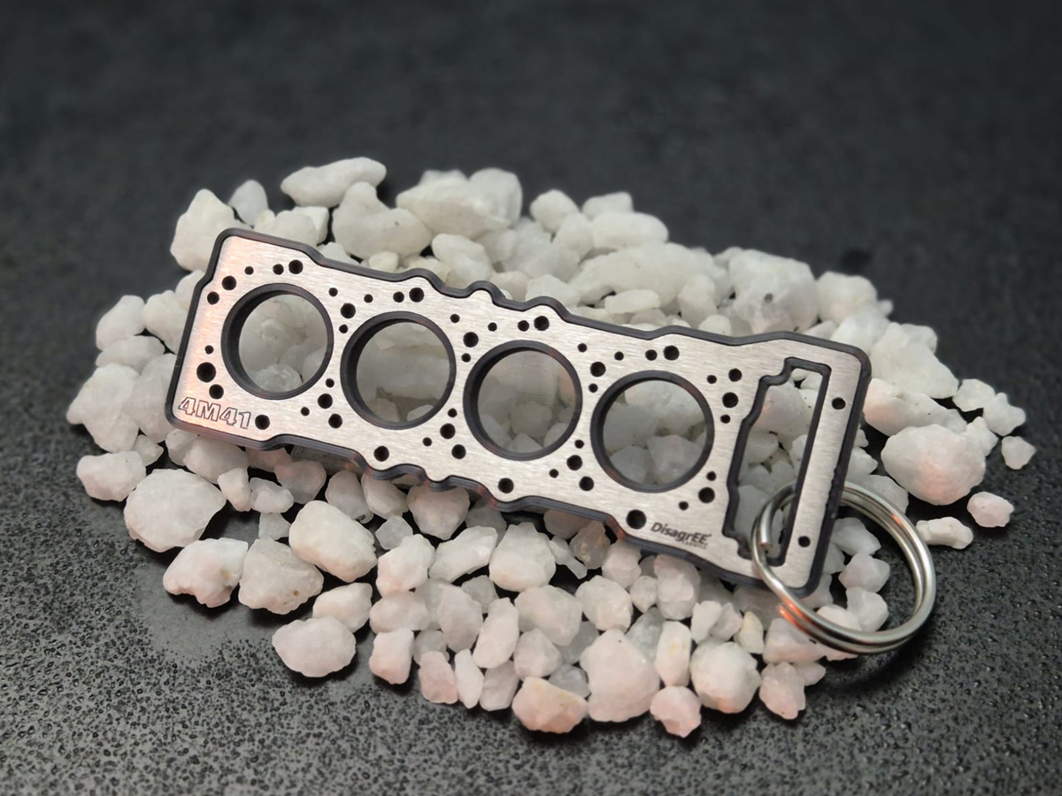 keychain - Schlüsselanhänger - Miniatur einer Kopfdichtung für Mitsubishi 4M41 / 4M42 - DisagrEE Germany