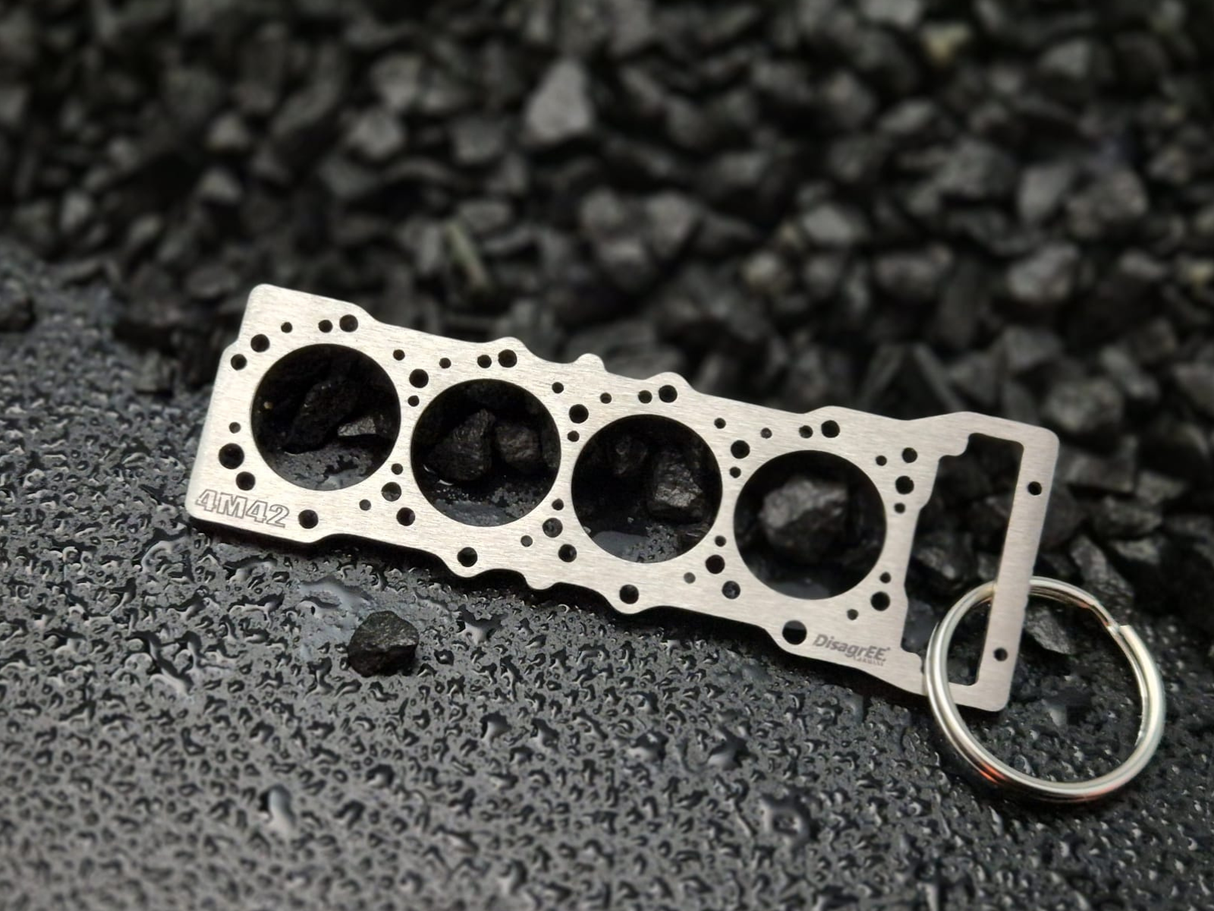 keychain - Schlüsselanhänger - Miniatur einer Kopfdichtung für Mitsubishi 4M41 / 4M42 - DisagrEE Germany