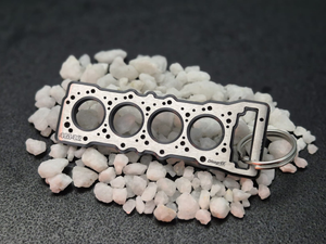 keychain - Schlüsselanhänger - Miniatur einer Kopfdichtung für Mitsubishi 4M41 / 4M42 - DisagrEE Germany