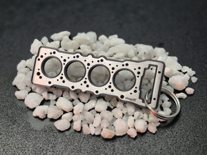 keychain - Schlüsselanhänger - Miniatur einer Kopfdichtung für Mitsubishi 4M41 / 4M42 - DisagrEE Germany