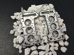 keychain - Schlüsselanhänger - Miniatur einer Kopfdichtung für Audi/Porsche 2.9 TFSI BiTurbo EA839 - DisagrEE Germany