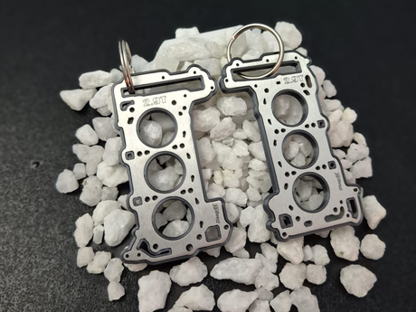 keychain - Schlüsselanhänger - Miniatur einer Kopfdichtung für Audi/Porsche 2.9 TFSI BiTurbo EA839 - DisagrEE Germany