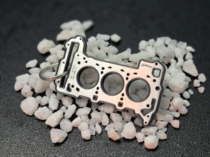 keychain - Schlüsselanhänger - Miniatur einer Kopfdichtung für Audi/Porsche 2.9 TFSI BiTurbo EA839 - DisagrEE Germany