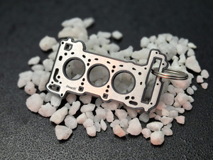 keychain - Schlüsselanhänger - Miniatur einer Kopfdichtung für Audi/Porsche 2.9 TFSI BiTurbo EA839 - DisagrEE Germany