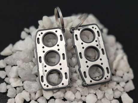 Miniatur einer Kopfdichtung für Porsche M96.7x/M97.7x - "Mezger Motor" DisagrEE