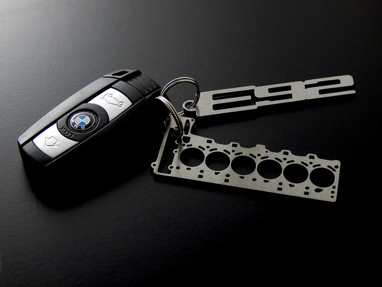 Miniatur einer Kopfdichtung für BMW N54 - DisagrEE - keychain - Schlüsselanhänger